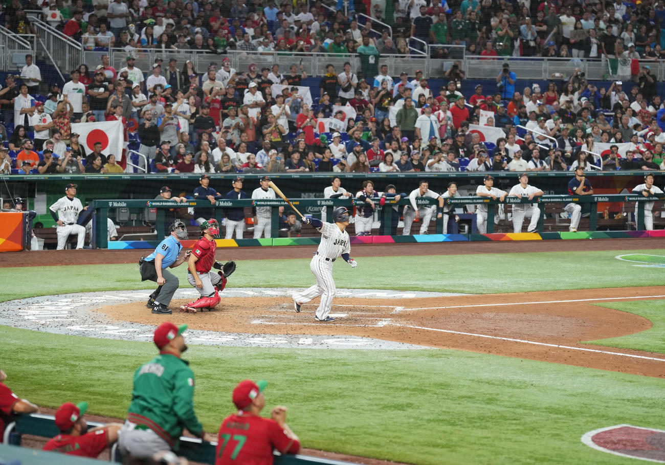 2023年WBC　日本対メキシコ　7回裏日本2死一、二塁、右越えに同点となる3点本塁打を放つ吉田正尚