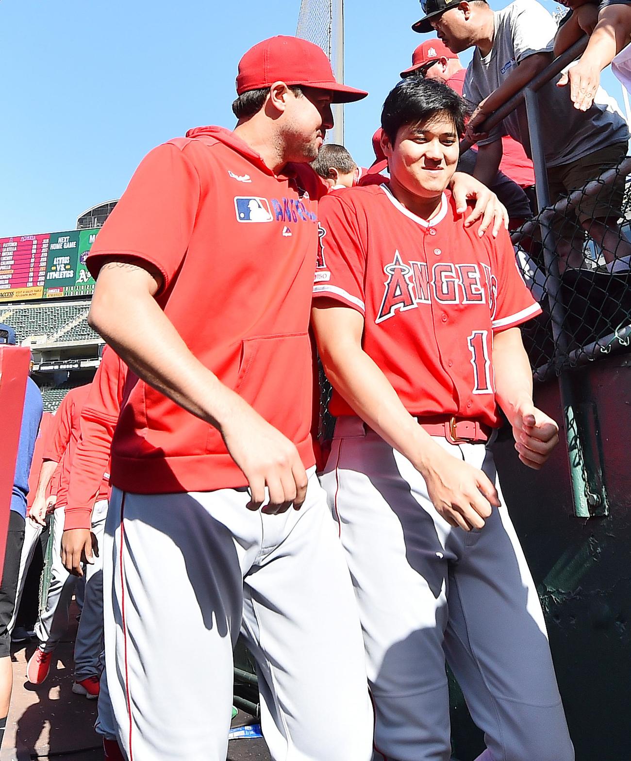 大谷翔平と肩を組んで引き揚げるスカッグスさん（2019年撮影）