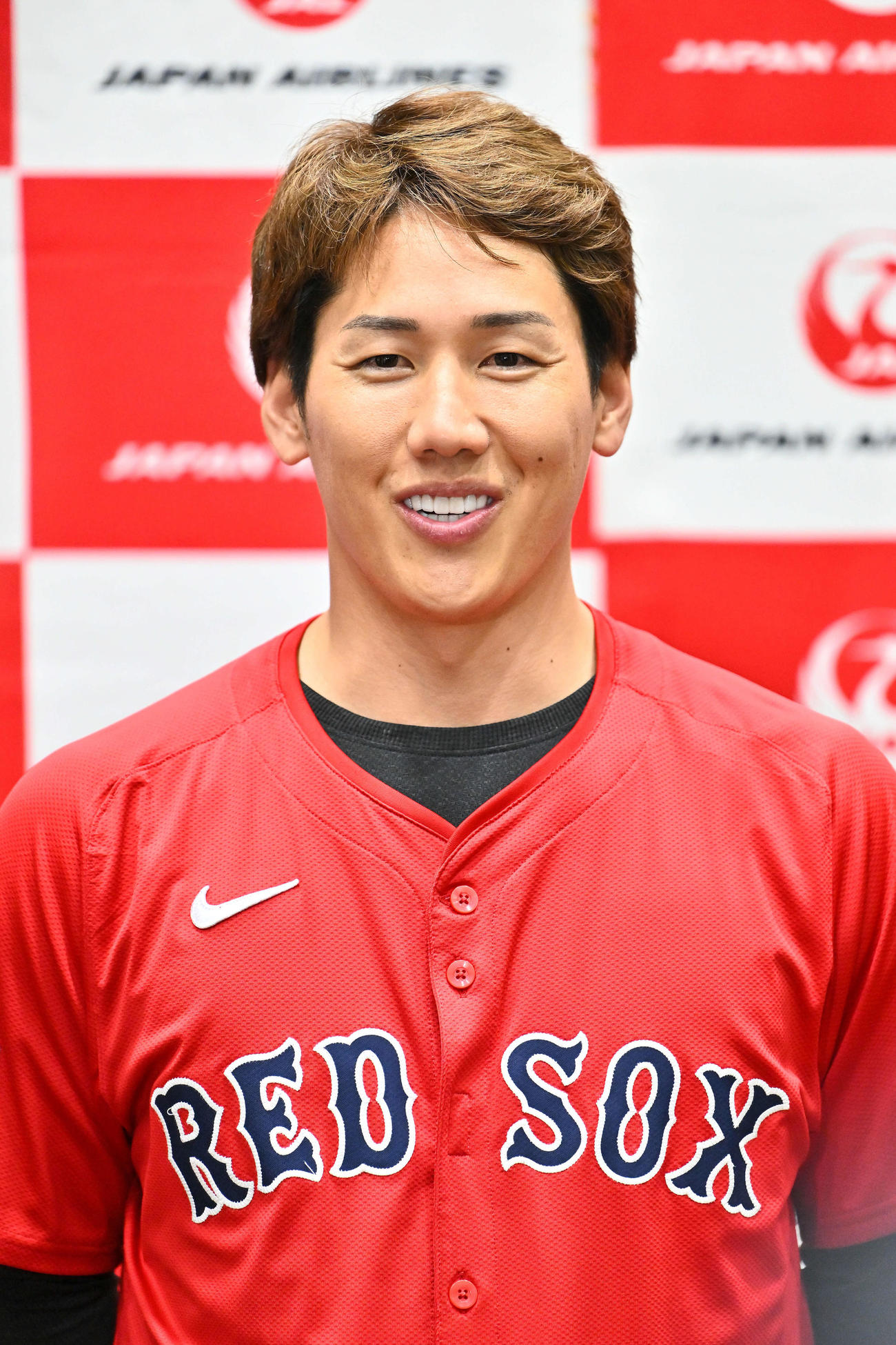 野球教室を終え取材に応じるレッドソックス吉田（撮影・滝沢徹郎）