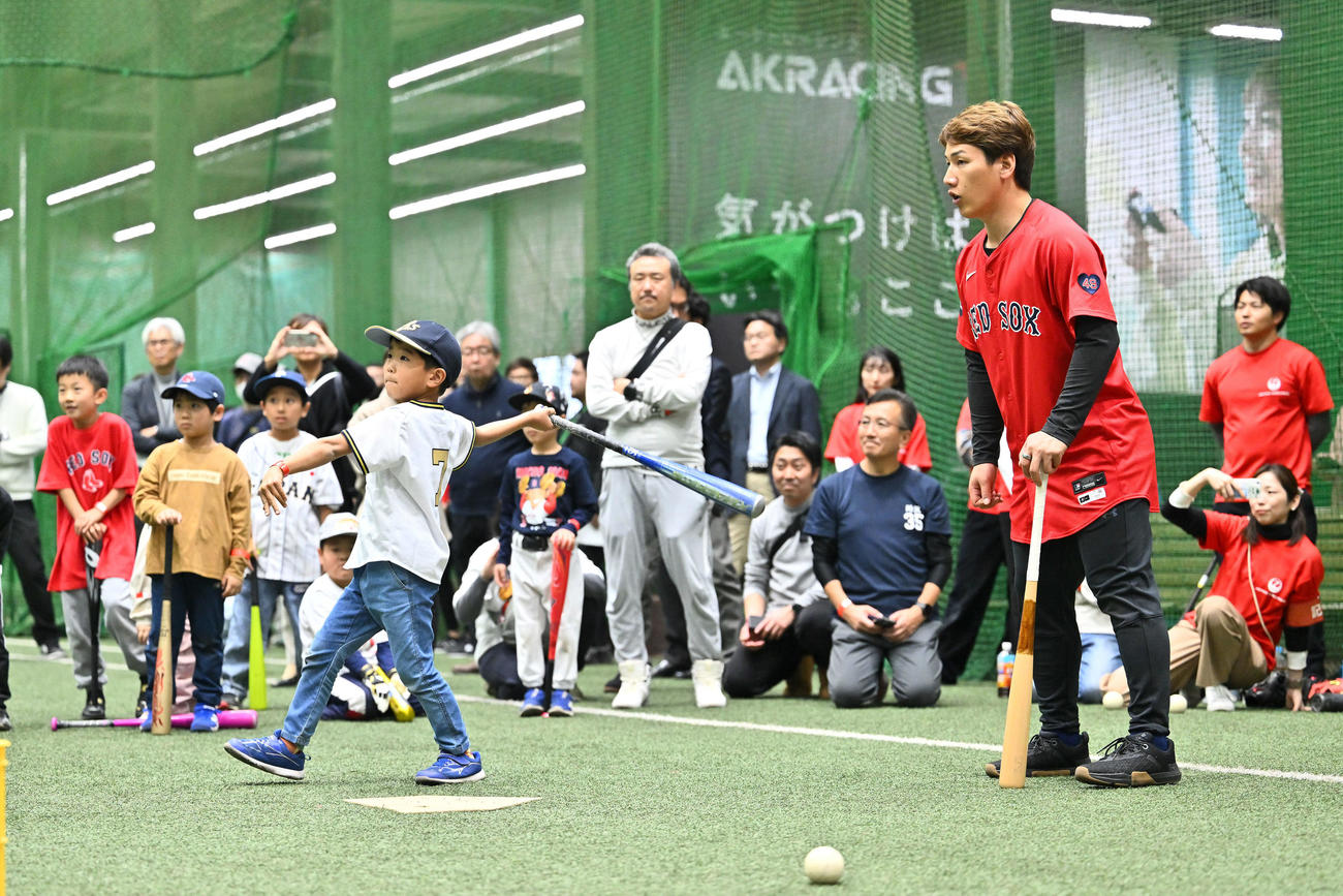 打撃練習する子どもたちを見守るレッドソックス吉田（撮影・滝沢徹郎）