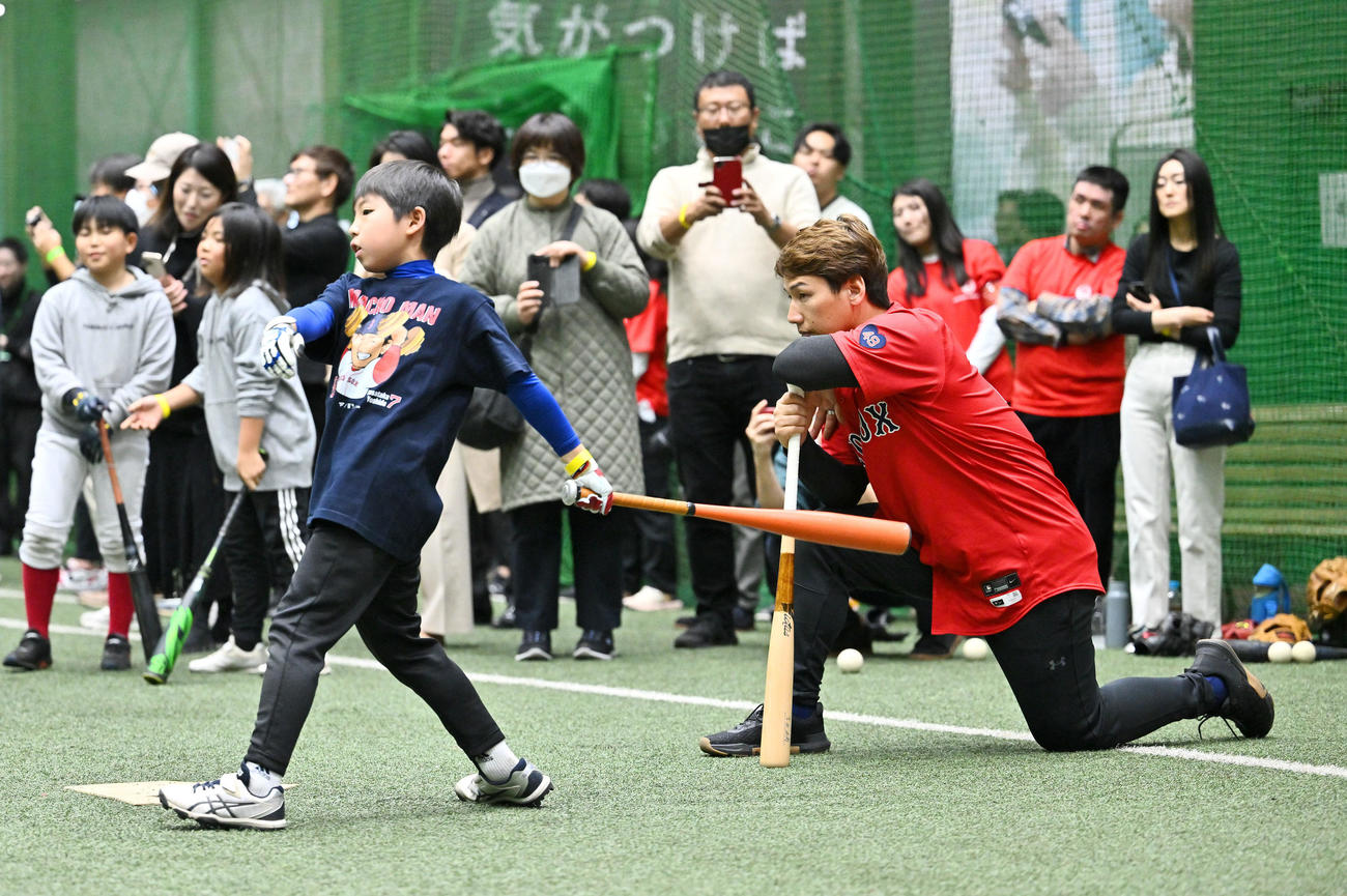 打撃練習する子どもたちを見守るレッドソックス吉田（撮影・滝沢徹郎）