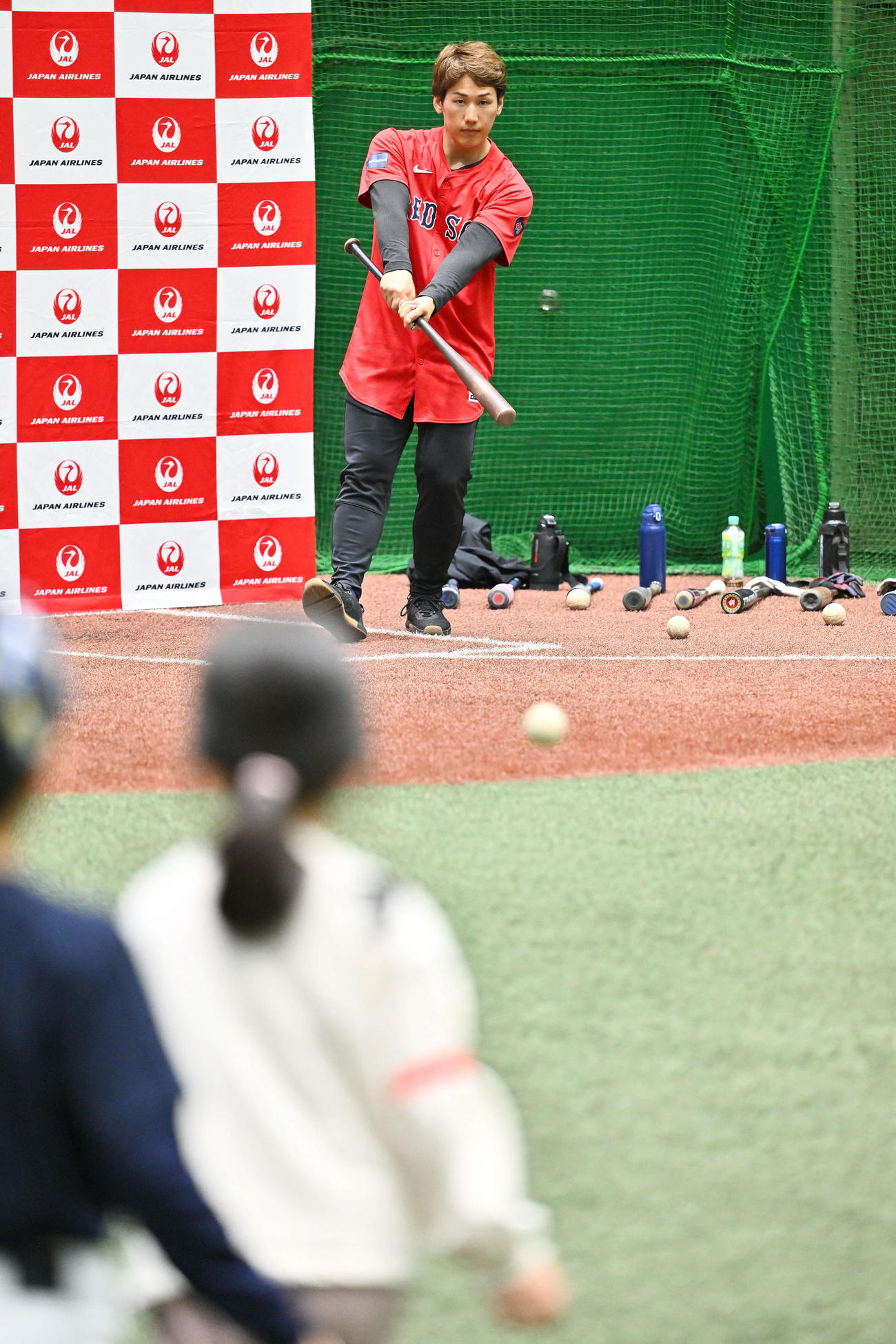 野球教室でノッカーを務めるレッドソックス吉田（撮影・滝沢徹郎）