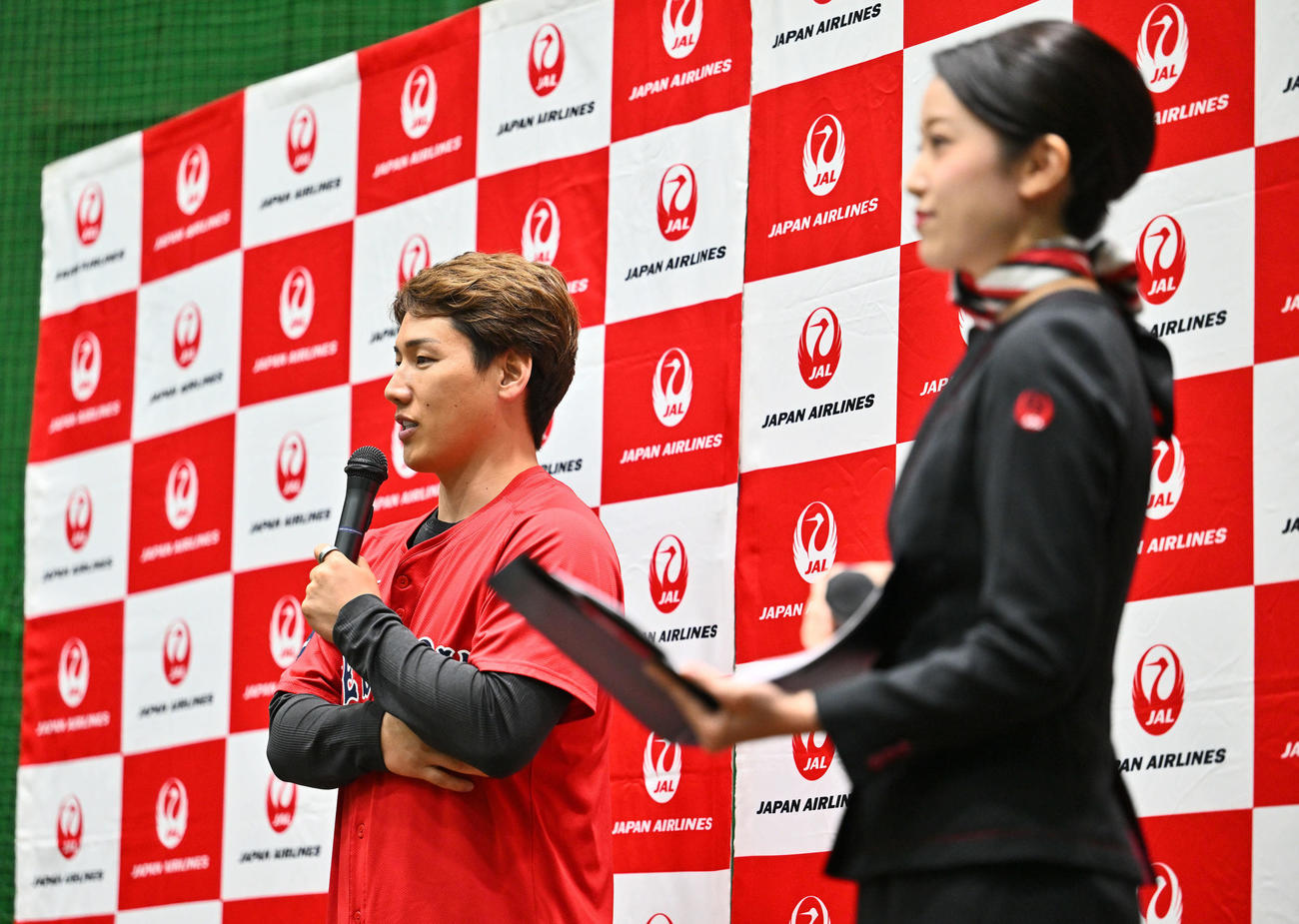 野球教室に臨むレッドソックス吉田は子どもたちと話す（撮影・滝沢徹郎）