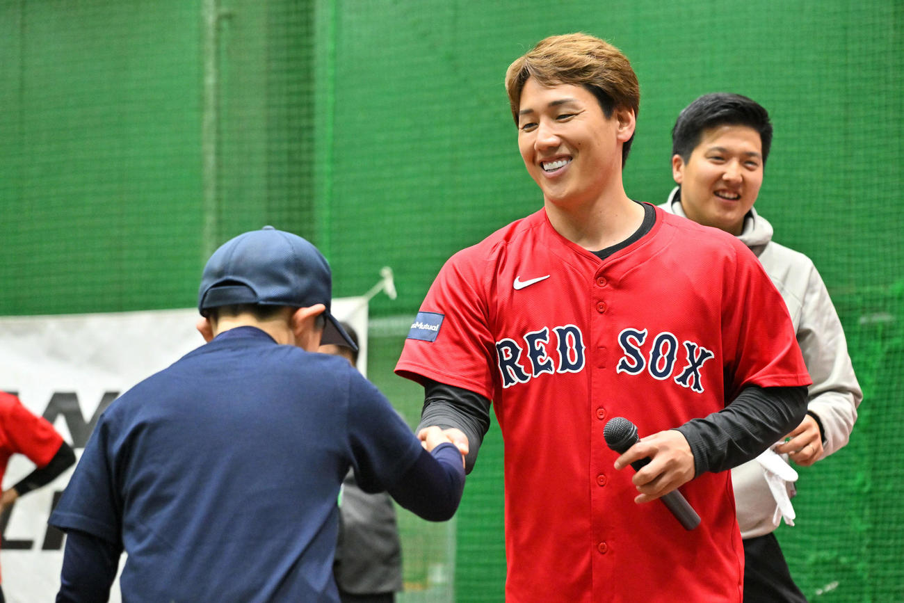 じゃんけん大会で勝った子どもと握手を交わすレッドソックス吉田（撮影・滝沢徹郎）