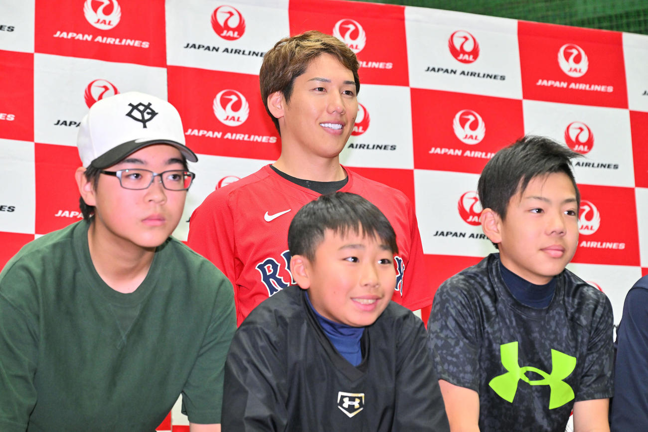 子どもたちと記念撮影するレッドソックス吉田（後方）（撮影・滝沢徹郎）