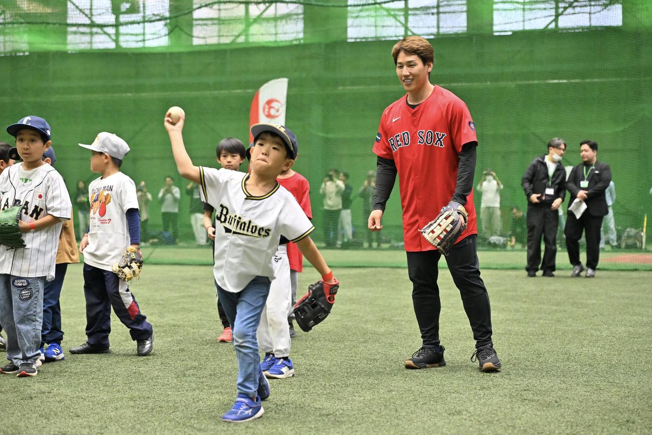 野球教室で子供たちを見守るレッドソックス吉田（撮影・滝沢徹郎）