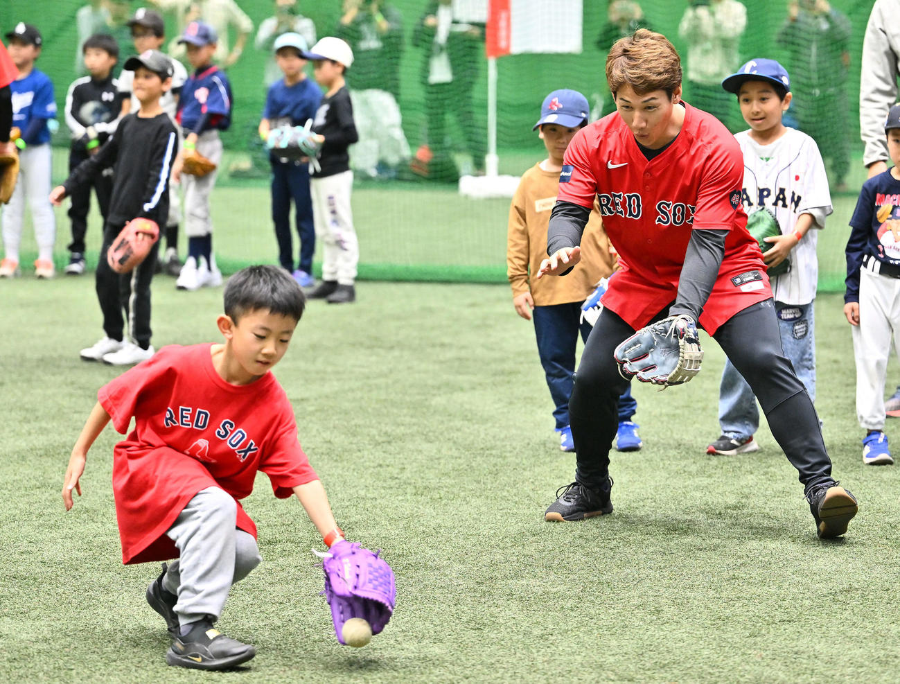 守備の見本を見せようとしたレッドソックス吉田は子どもにボールを捕られて驚く（撮影・滝沢徹郎）