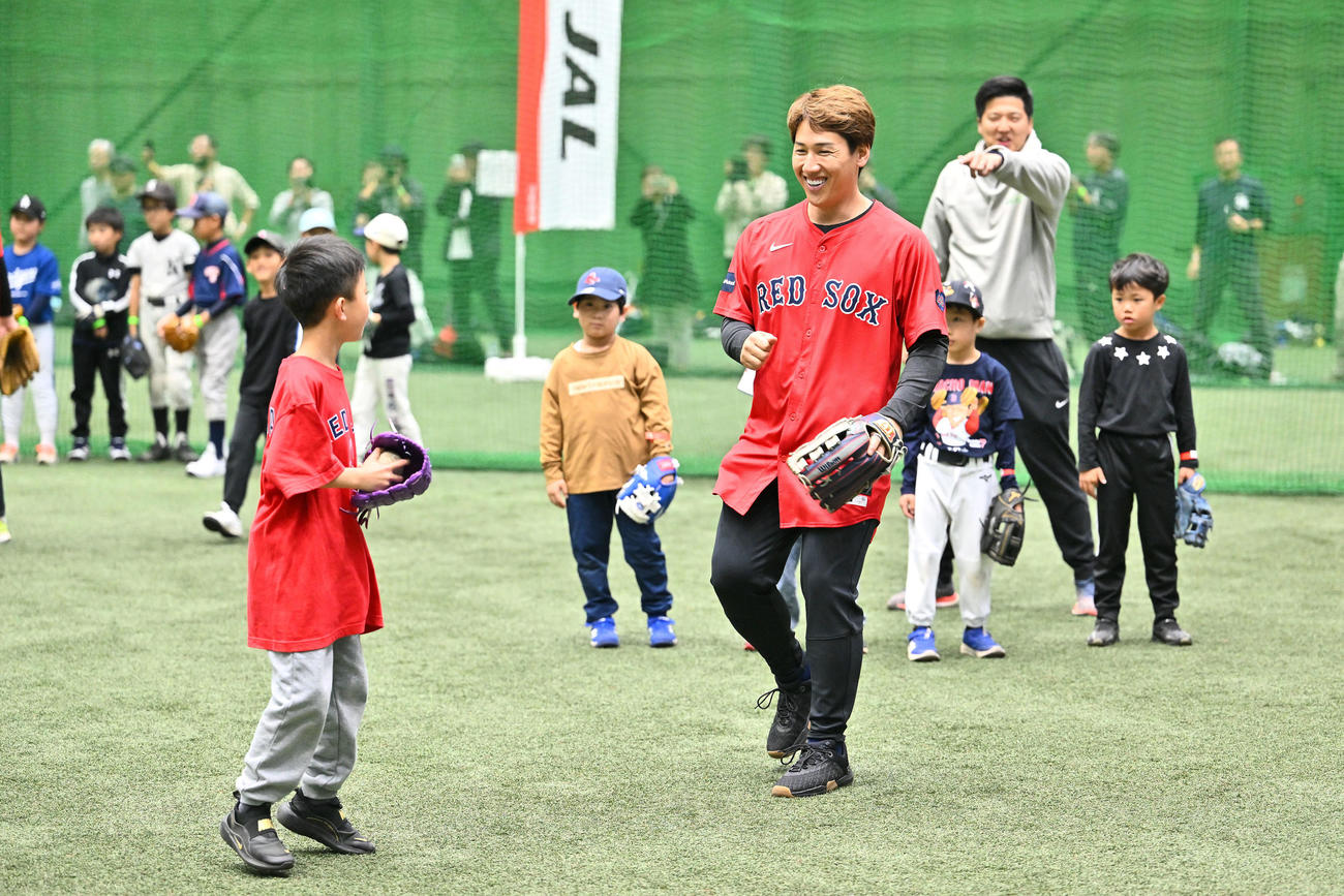 守備の見本を見せようとしたレッドソックス吉田は子どもにボールを捕られて笑顔を見せる（撮影・滝沢徹郎）