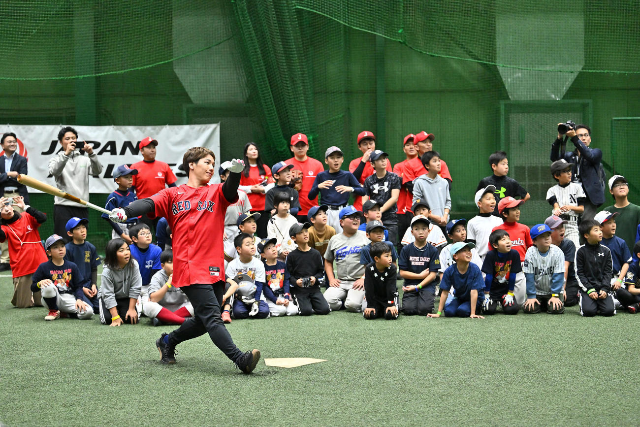 子どもたちに打撃を披露するレッドソックス吉田（撮影・滝沢徹郎）
