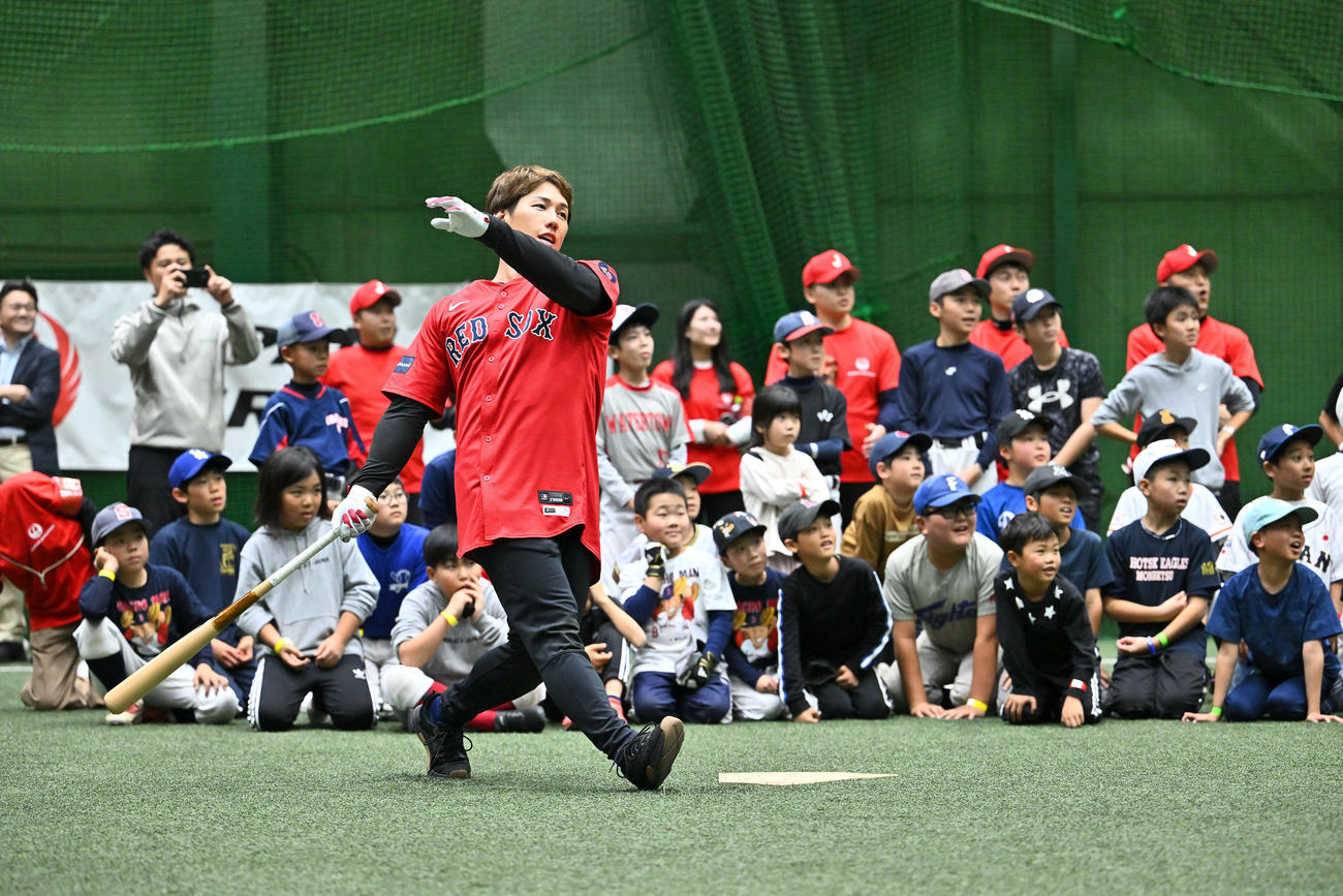 子どもたちに打撃を披露するレッドソックス吉田（撮影・滝沢徹郎）