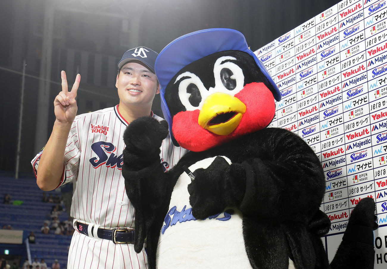 23年7月、ヤクルト村上宗隆はお立ち台でヤクルトのマスコットつば九郎と笑顔を見せる