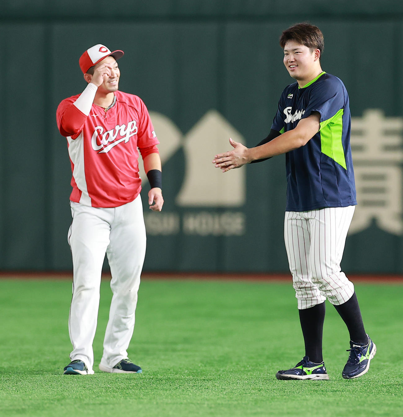 ヤクルト対広島　練習中に打撃について話すヤクルト村上（右）と鈴木誠（2021年9月撮影）
