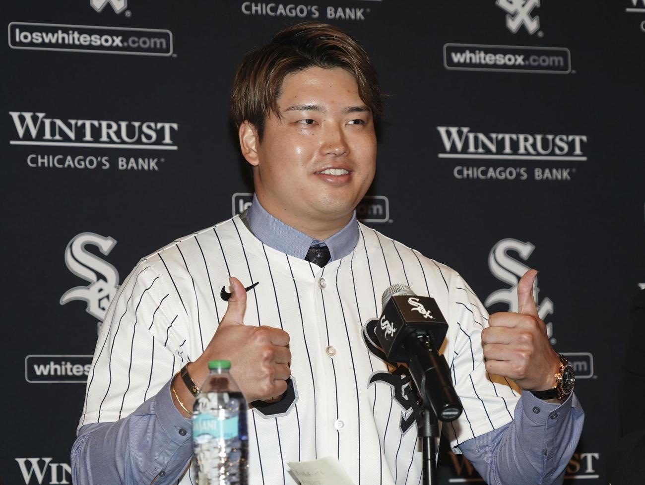 米大リーグ、ホワイトソックスの入団記者会見で笑顔を見せる村上宗隆（共同）