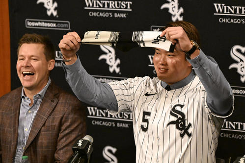 村上宗隆、ホワイトソックス入団会見で笑い誘う 白いソックス掲げて