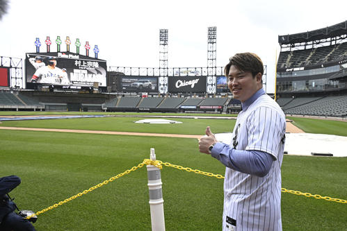村上宗隆、ホワイトソックス入団会見で笑い誘う 白いソックス掲げて