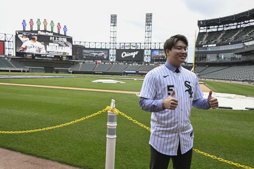村上宗隆、ホワイトソックス入団会見で笑い誘う 白いソックス掲げて