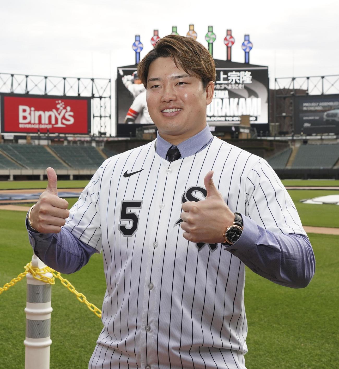 米大リーグ、ホワイトソックスの入団記者会見後、グラウンドで撮影に応じる村上宗隆（共同）