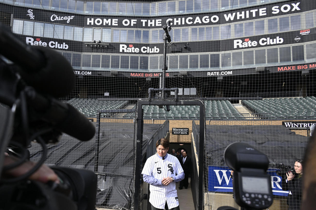 本拠地レートフィールドに足を踏み入れるホワイトソックス村上宗隆（ロイター）