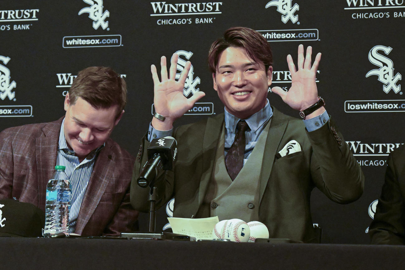 入団会見するホワイトソックス村上宗隆（ロイター）