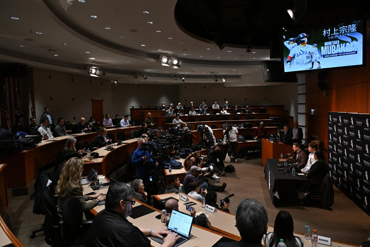 入団会見するホワイトソックス村上宗隆（AP）