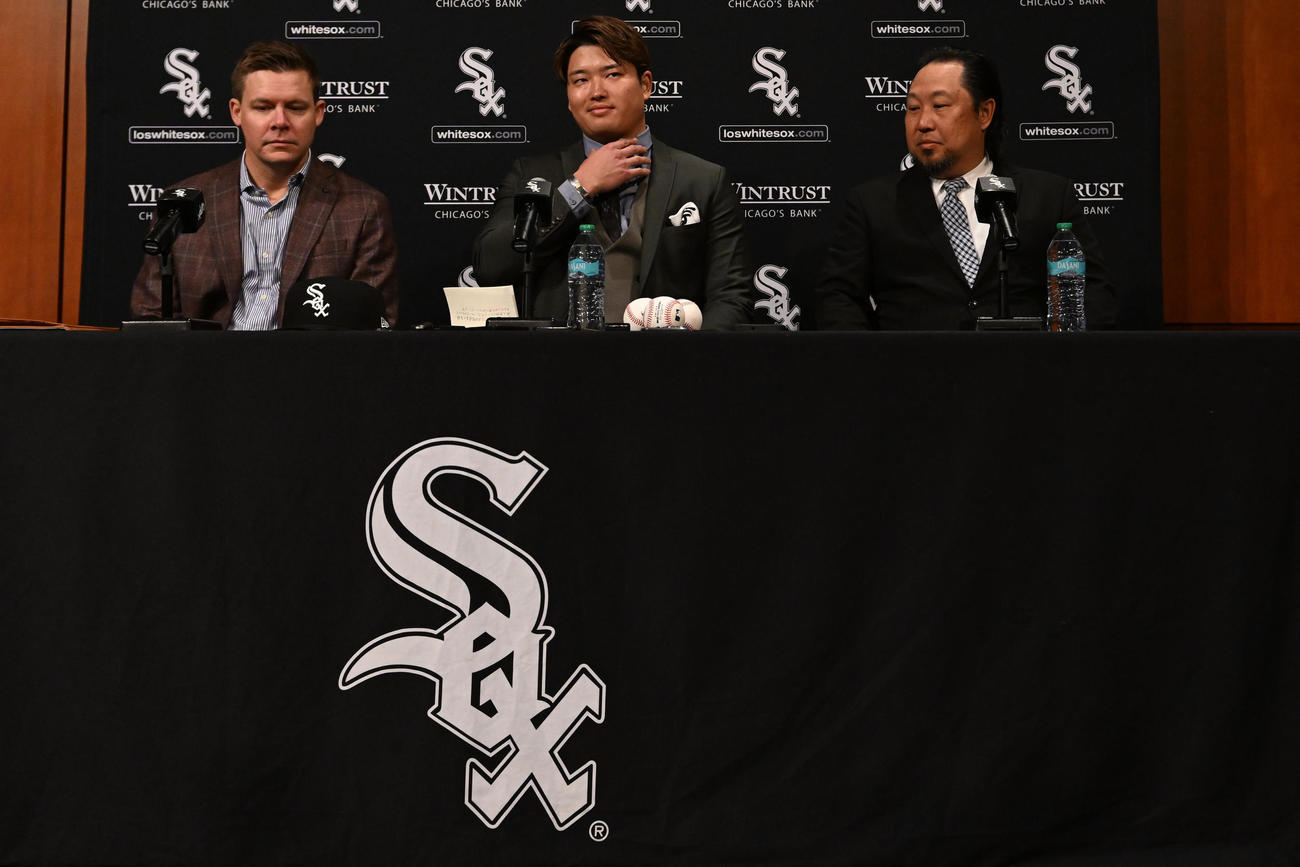 入団会見するホワイトソックス村上宗隆（AP）