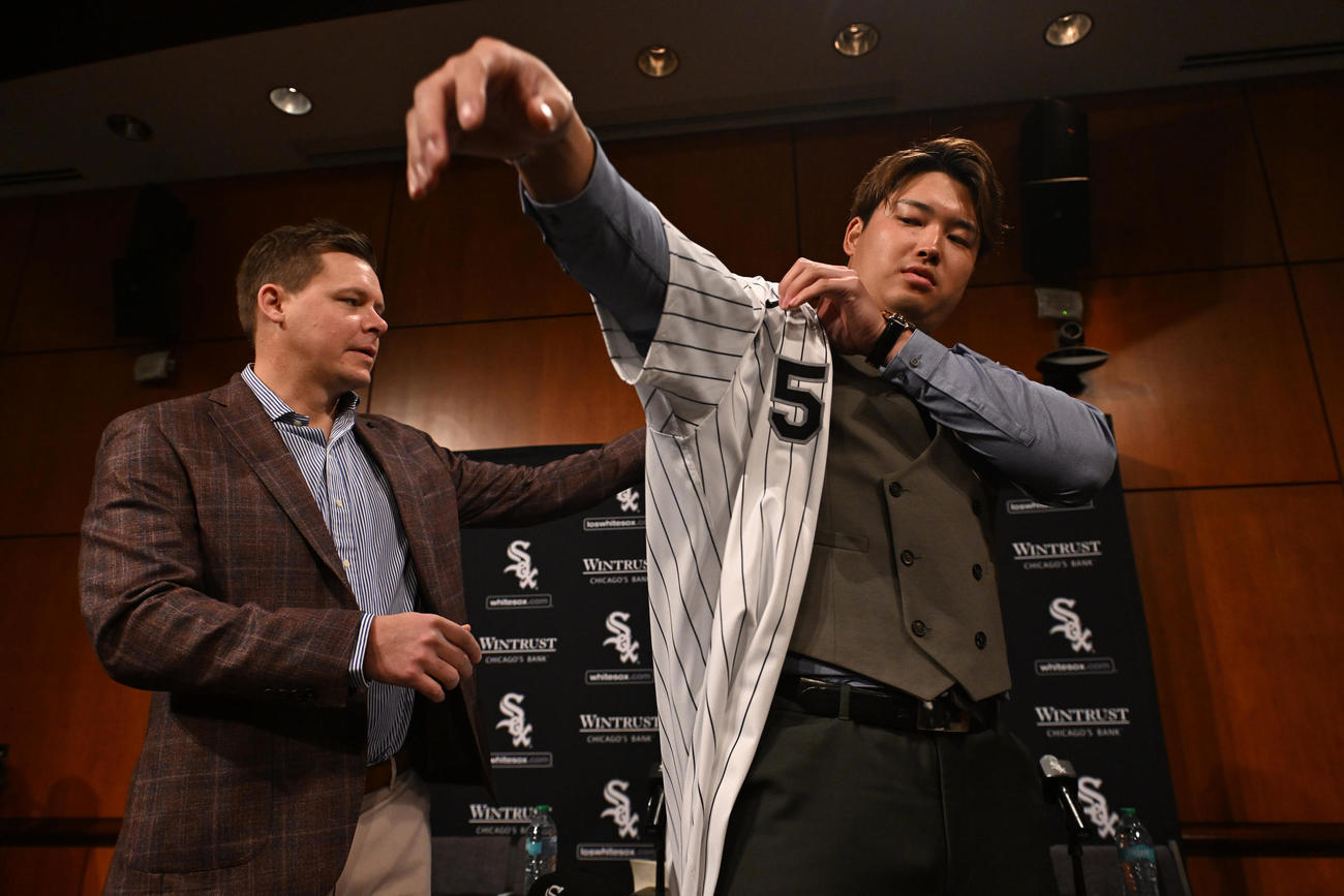 シカゴの本拠地レートフィールドで入団発表会見したホワイトソックス村上宗隆（AP）
