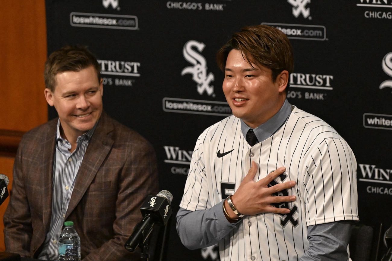 入団会見するホワイトソックス村上宗隆（ロイター）