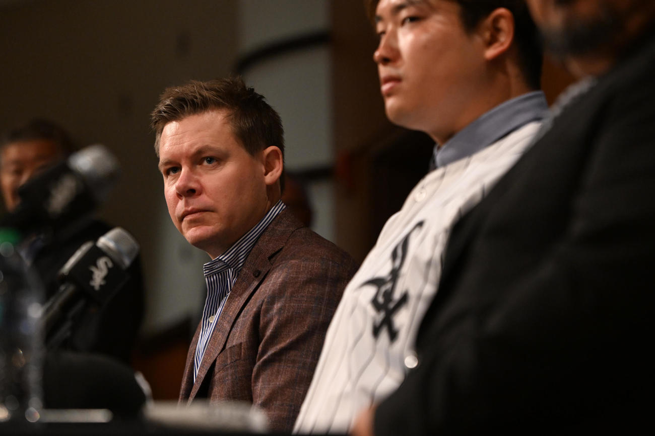 入団会見するホワイトソックス村上宗隆（AP）