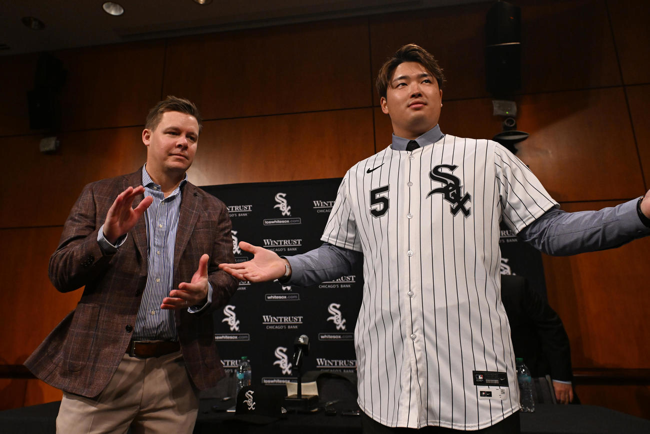 入団会見するホワイトソックス村上宗隆（AP）
