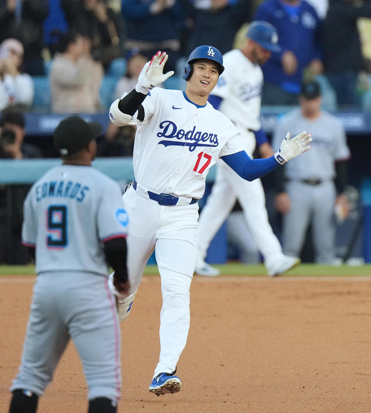 ドジャース対マーリンズ　1回裏ドジャース無死、右越えにソロ本塁打を放ち、ポーズをとりながらダイヤモンドを回る大谷（2025年4月撮影）