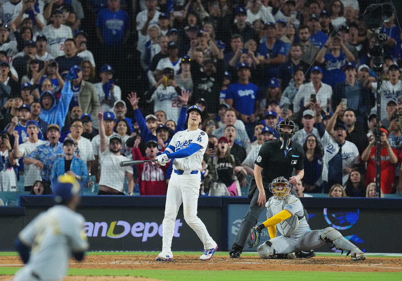 ナ・リーグ優勝決定シリーズ第4戦　ブルワーズ戦の7回、この日3本目の本塁打を放つドジャース大谷（2025年10月17日撮影）