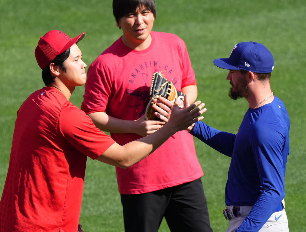 23年5月5日　エンゼルス対レンジャーズ　試合前、ヒーニー（右）にあいさつする大谷（撮影・菅敏）