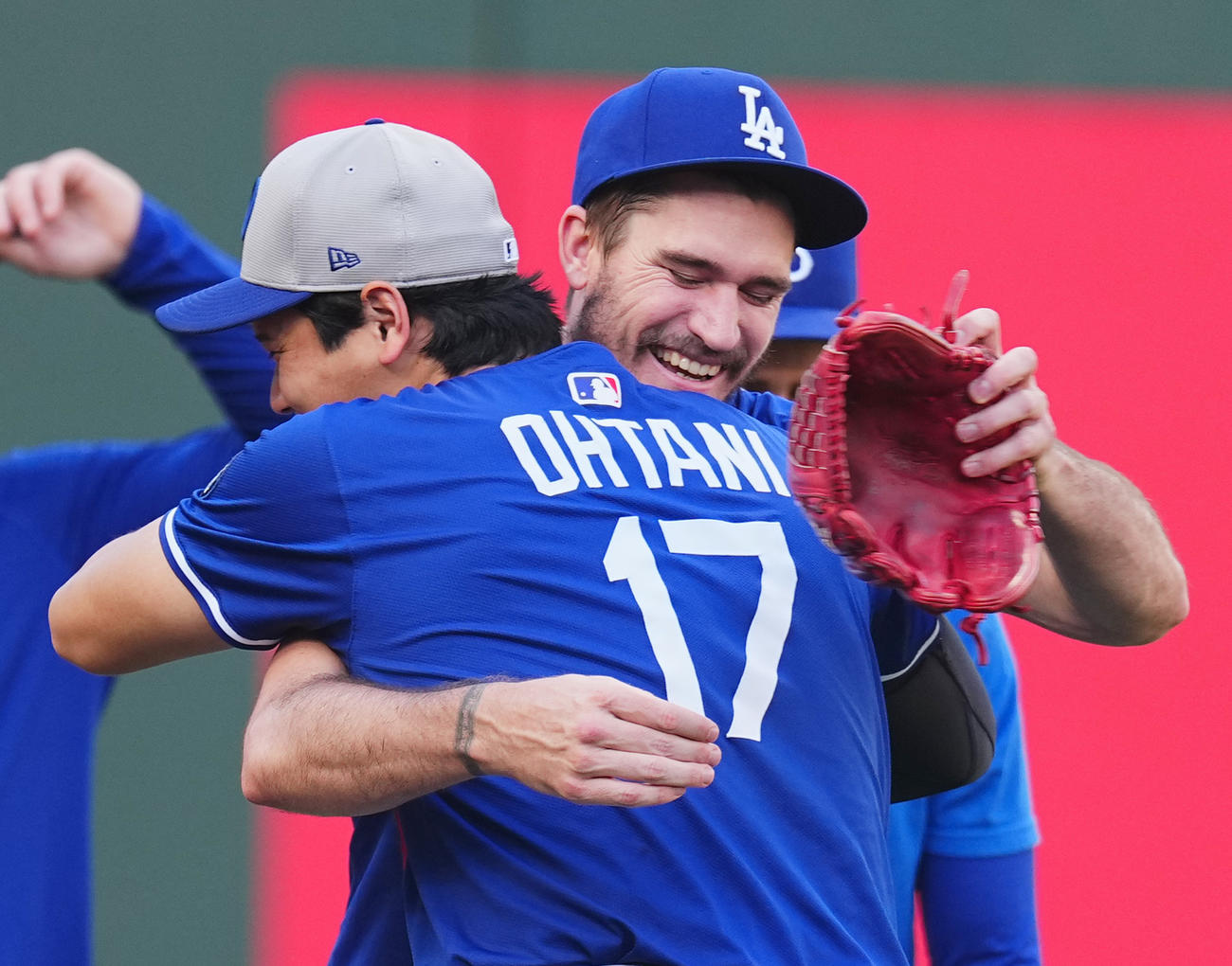 マリナーズ対ドジャース　試合前、エンゼルスで同僚だったヒーニー（右）と再会し、ハグするドジャース大谷（2025年9月撮影）