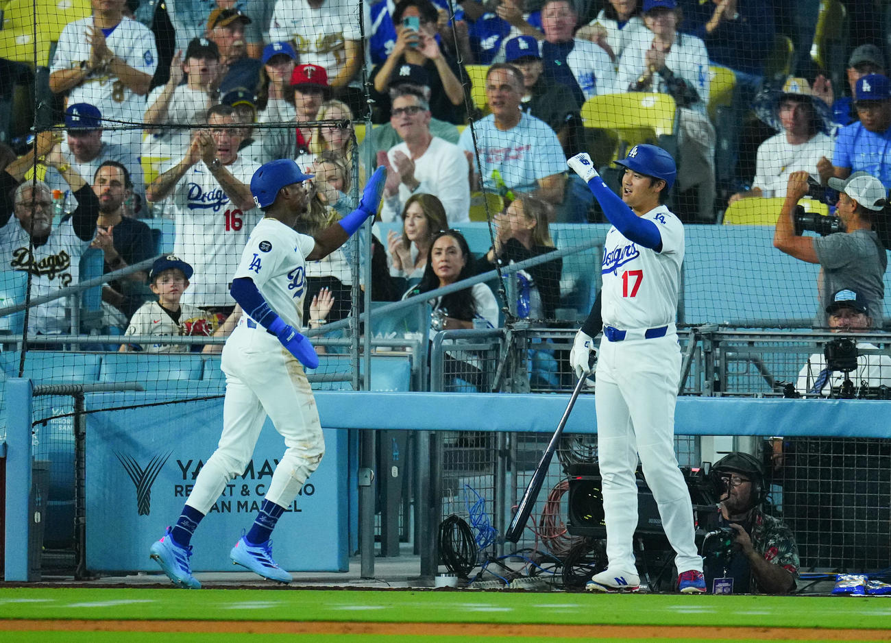 生還したルイーズ（左）を出迎える大谷（2025年8月撮影）