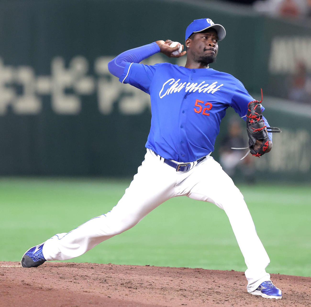 巨人対中日　5回裏巨人1死一塁、2番手で登板するマルテ（撮影・河田真司）
