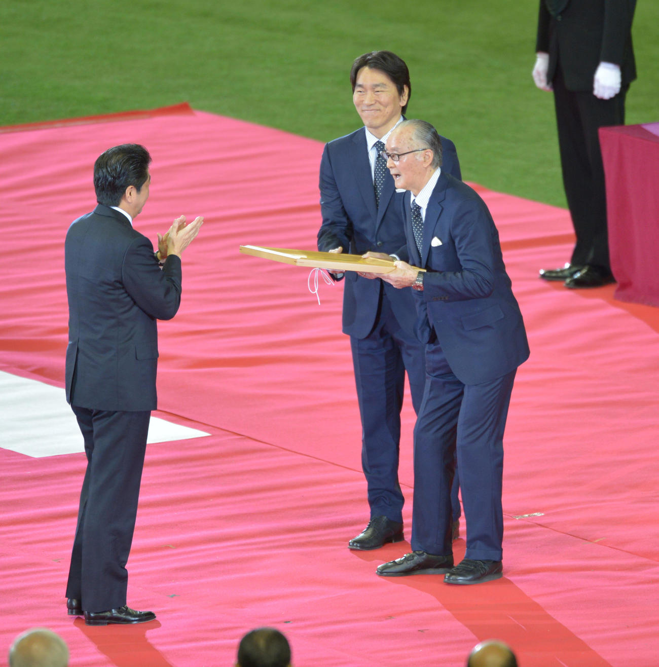 13年5月、安倍晋三首相（左）から国民栄誉賞を授与される長嶋茂雄さん（右）。中央は松井秀喜氏