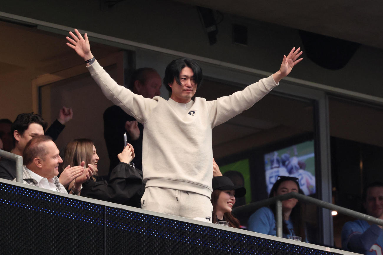 アストロズに入団が決まり地元ヒューストンのファンの声援に応える今井達也（ロイター）