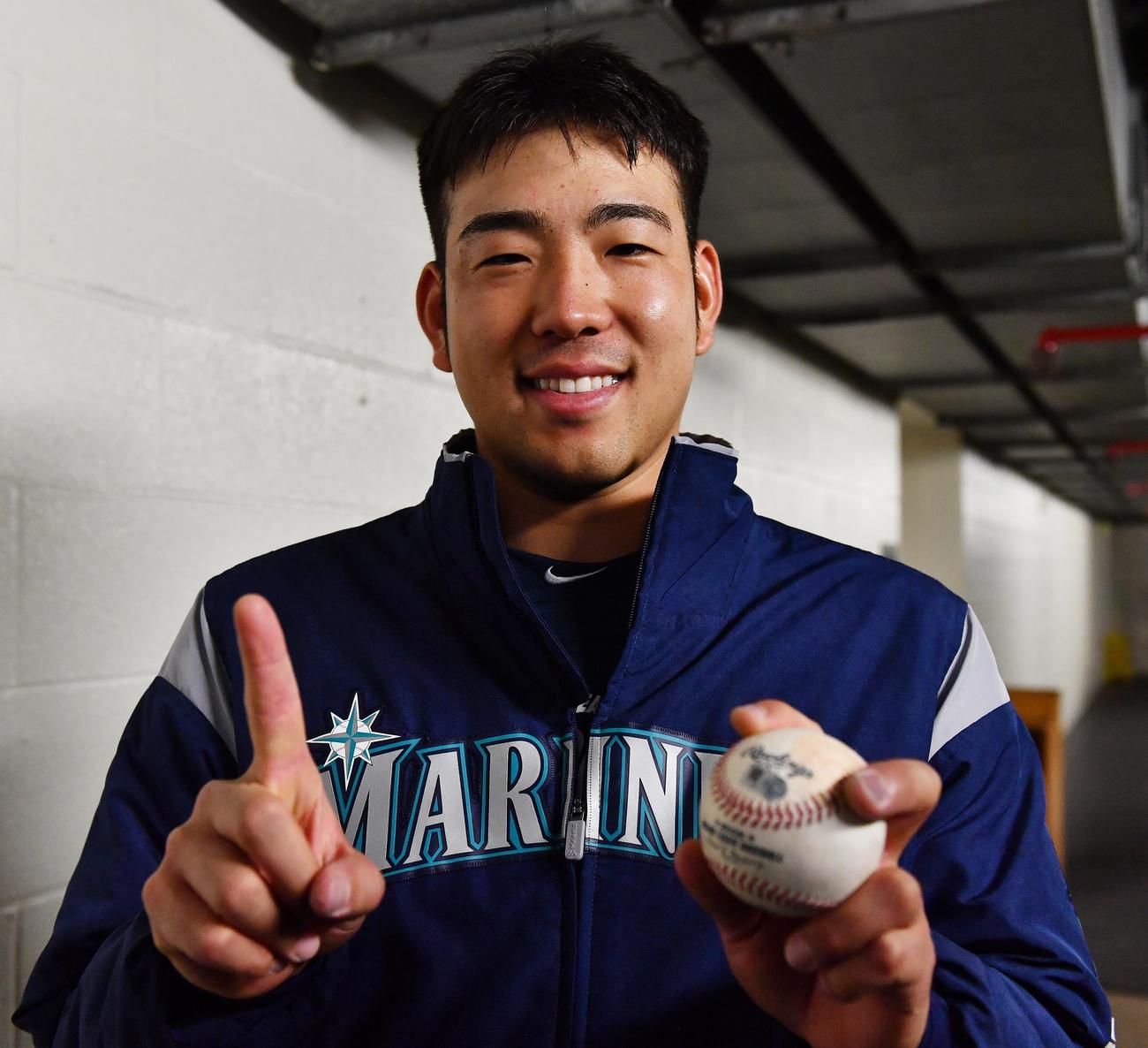 エンゼルス戦でメジャー初勝利を挙げ、笑顔でウイニングボールを手にするマリナーズ菊池（2019年撮影）