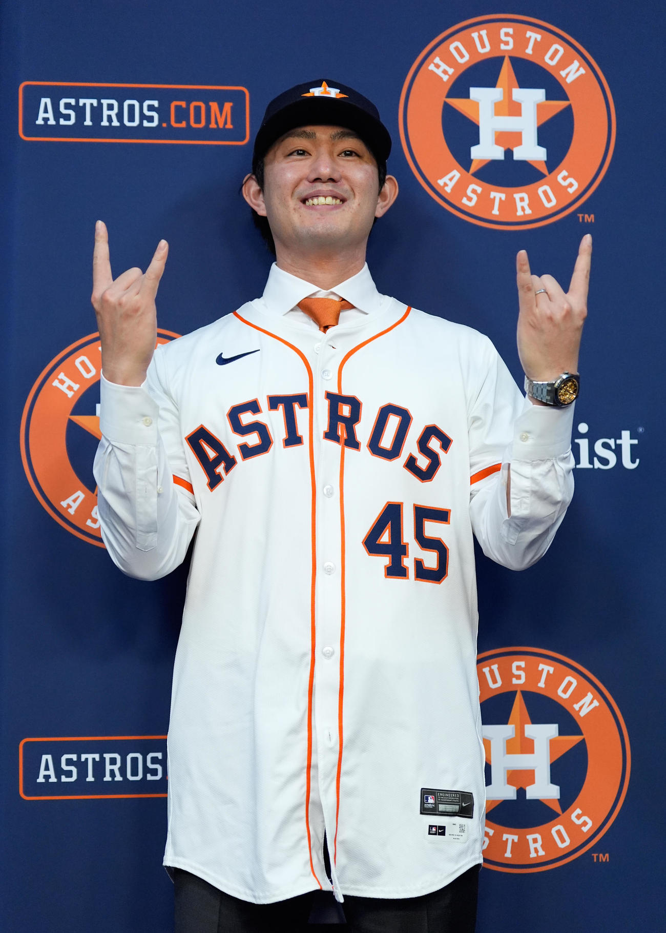 入団会見に臨み、ポーズを取るアストロズ今井達也（AP）