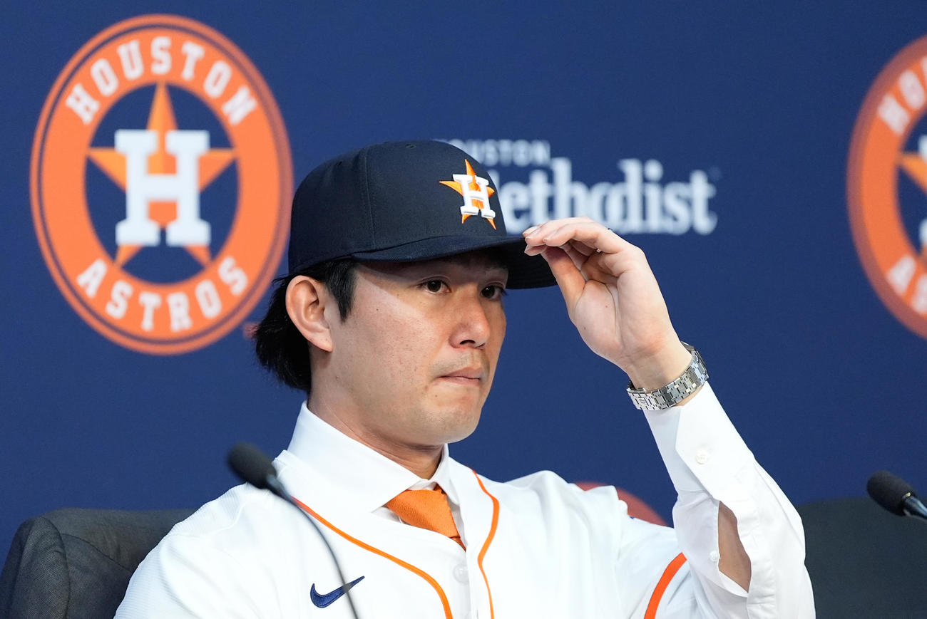 アストロズ入団会見に臨む今井達也（AP）