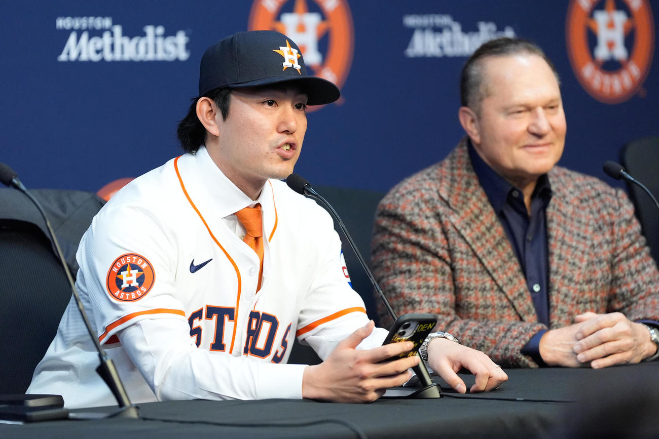 アストロズ入団会見に臨む今井達也（AP）
