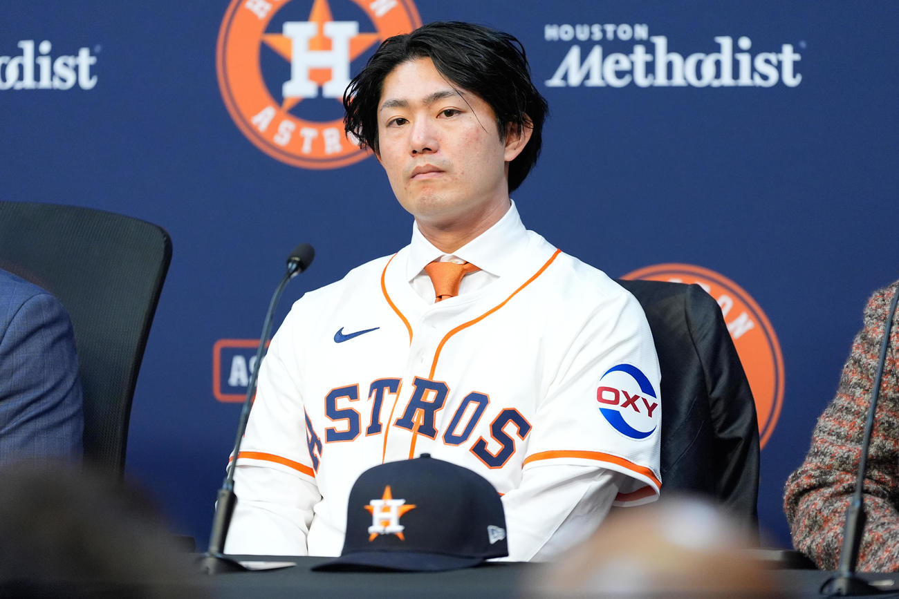 アストロズ入団会見に臨む今井達也（AP）