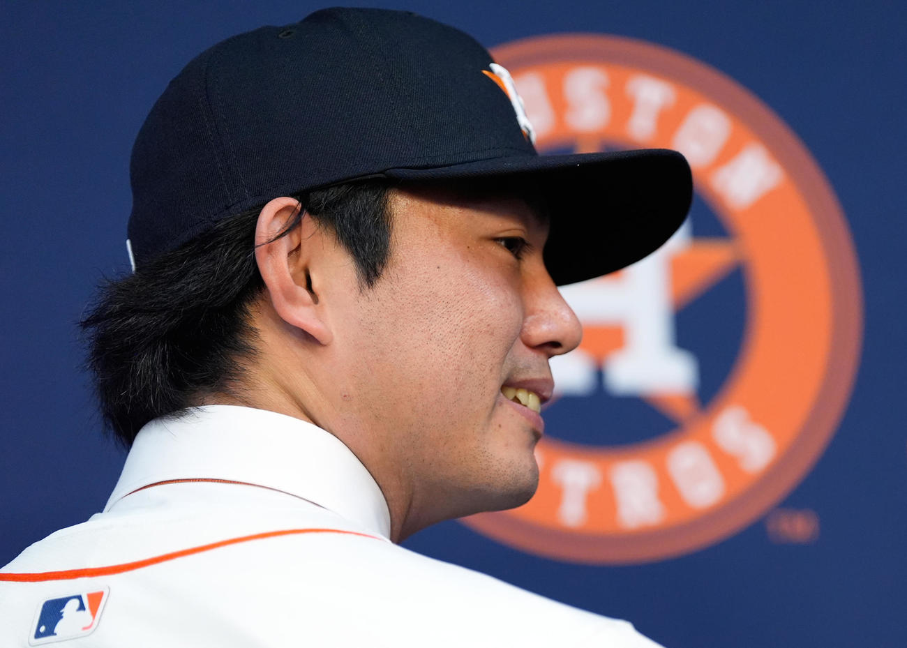 アストロズ入団会見で笑顔の今井達也（AP）