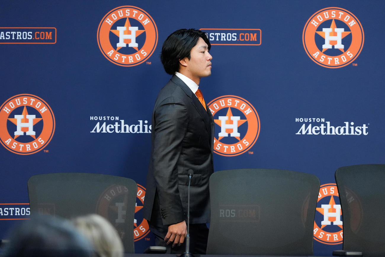 アストロズ入団会見に臨む今井達也（AP）