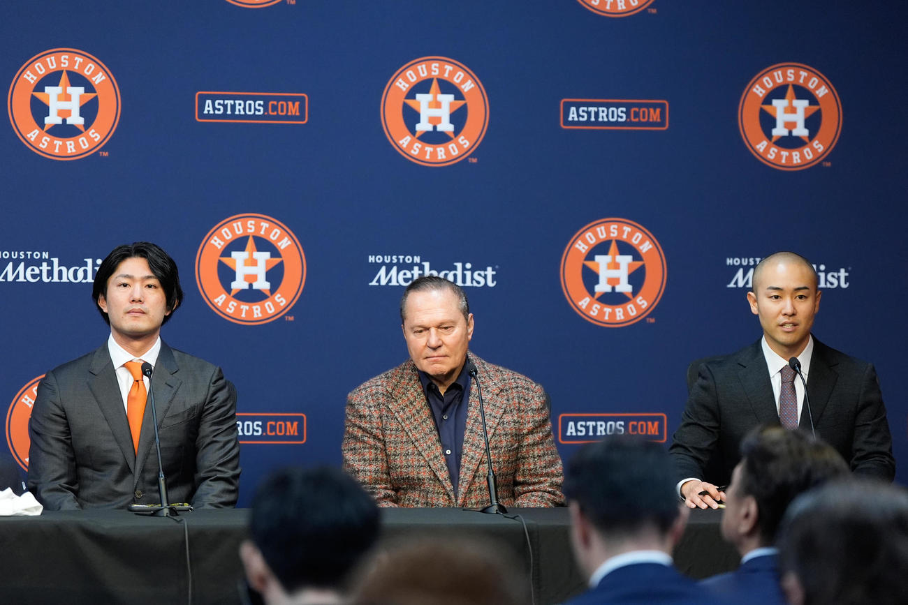 アストロズ入団会見に臨む今井達也（左）。中央は代理人のスコット・ボラス氏、右は通訳のケビン・アンドウ氏（AP）
