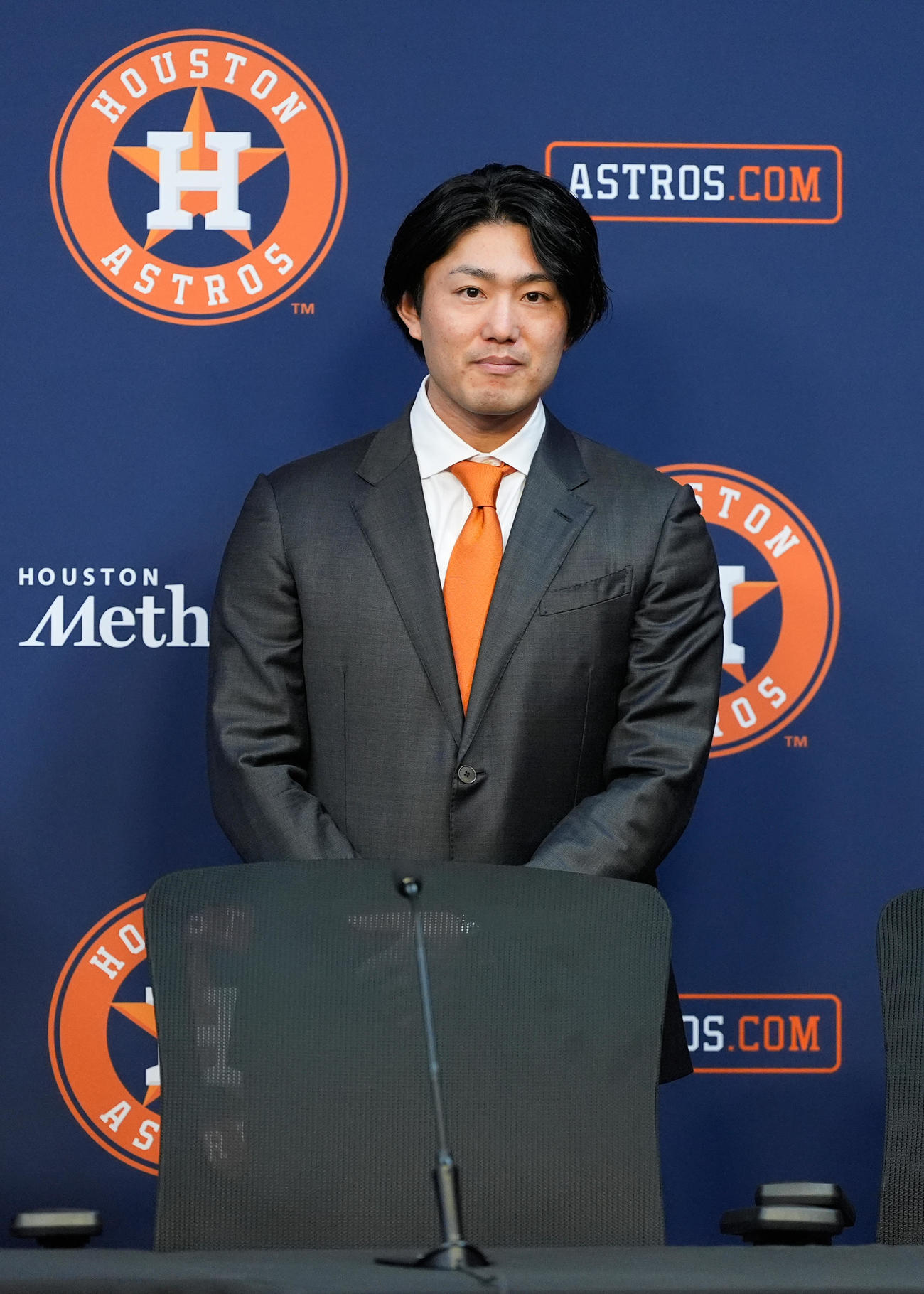 アストロズ入団会見に臨む今井達也（AP）