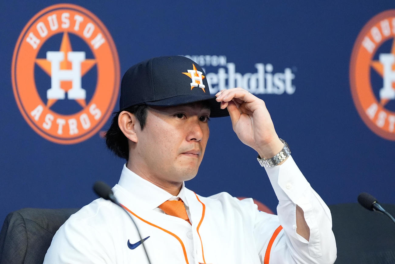 入団会見に臨んだアストロズ今井達也（AP）