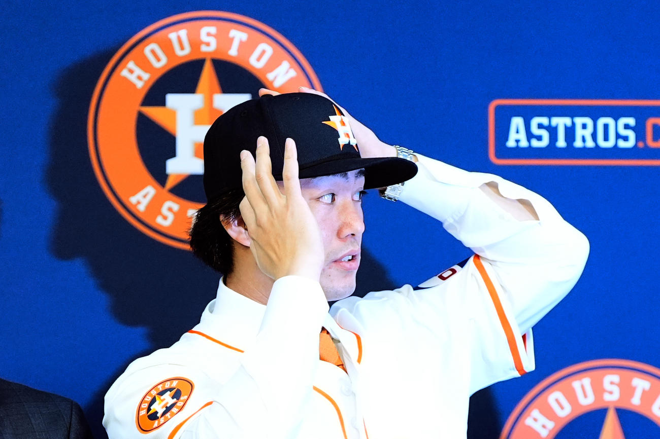 アストロズ入団会見に臨む今井達也（AP）