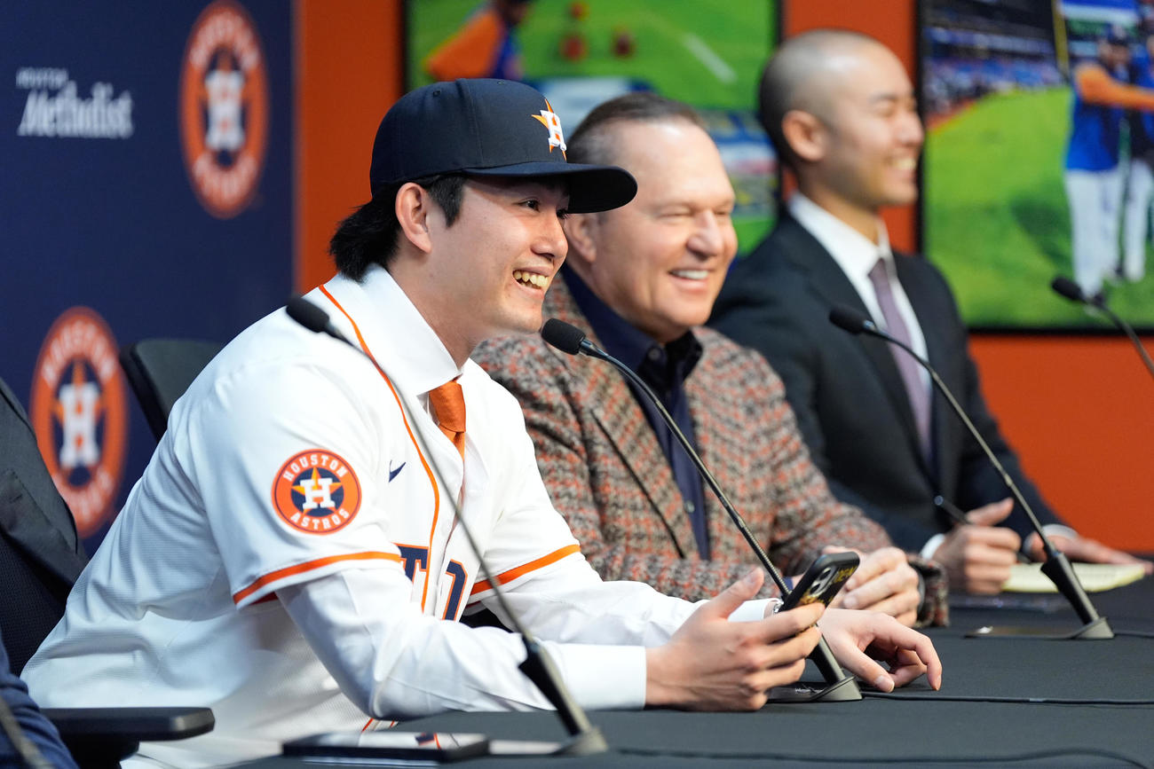 アストロズ入団会見に臨む今井達也（AP）