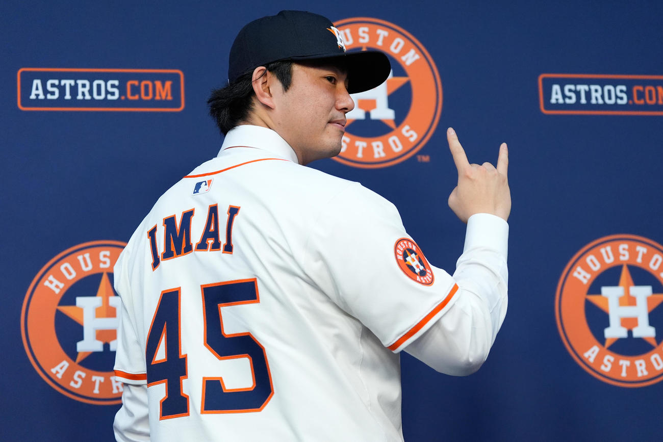 入団会見に臨み、ポーズを取るアストロズ今井達也（AP）